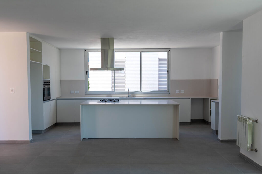 cocina moderna de casa de ladrillo blanco en Córdoba